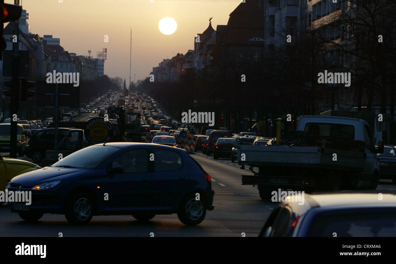 Snapshots auf einer belebten Kreuzung in Berlin Stockfoto