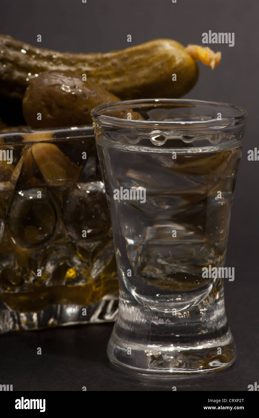 Wodka mit Gewürzgurken auf einem schwarzen Hintergrund. Stockfoto
