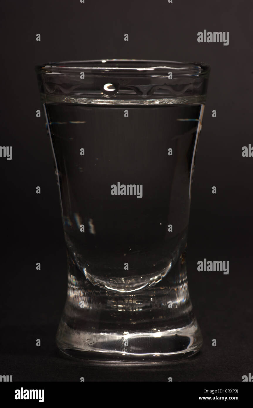 Ein Glas Wodka auf einem schwarzen Hintergrund. Stockfoto