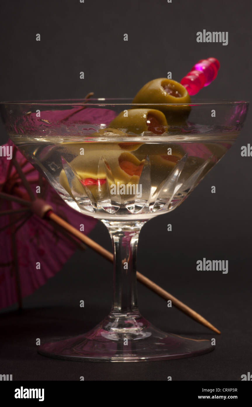 Wodka mit Oliven auf schwarzem Hintergrund. Stockfoto