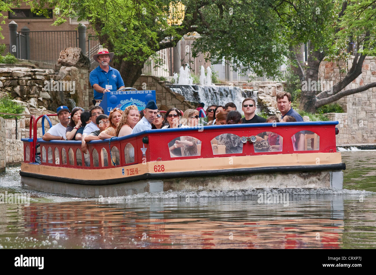 Binnenschiff, Touristen Sightseeing, River Walk channel, San Antonio, Texas, USA Stockfoto