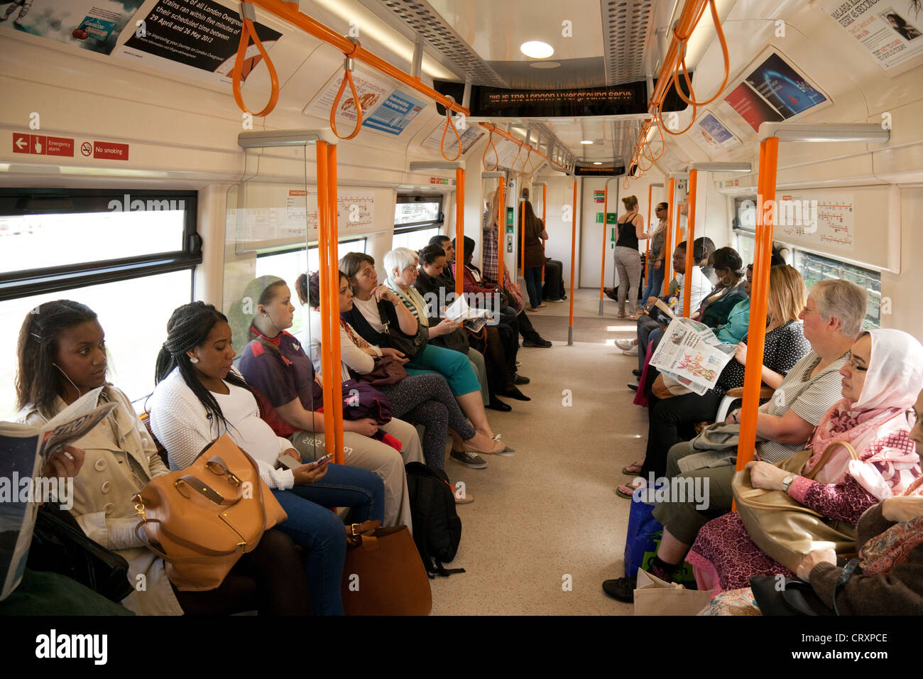 Passagiere in einem Zug Wagen auf der London Overground-Eisenbahn-System, London UK Stockfoto