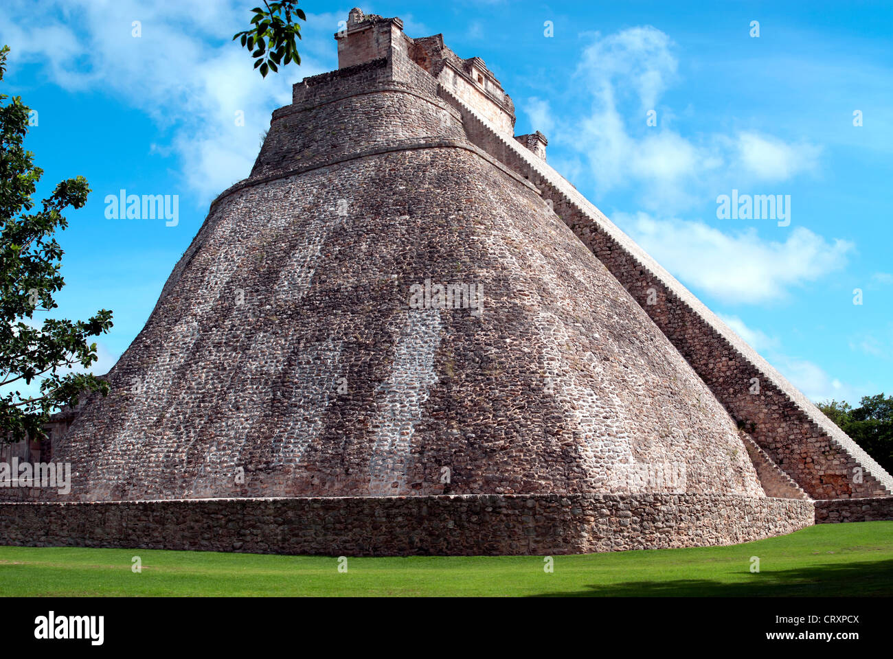 Mexiko, Yucatan, Uxmal, archäologischen Maya Website, Weltkulturerbe der UNESCO, Zauberer Pyramide und Kugel Spiel Feld Stockfoto