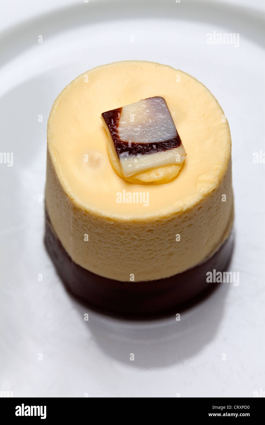 Passionsfrucht und weiße Schokoladen-Mousse dessert Stockfoto