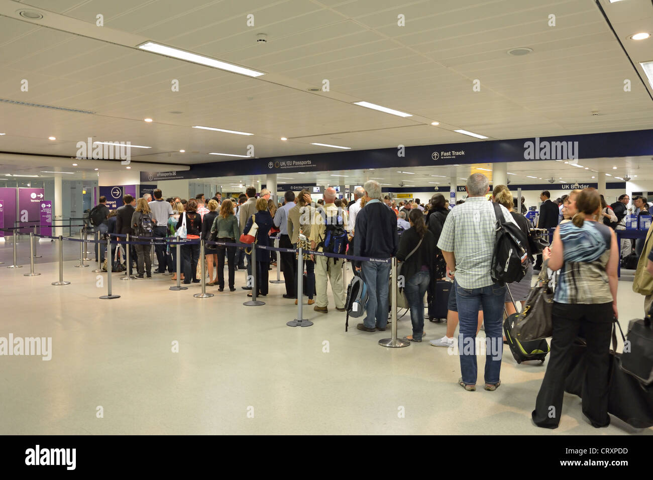 Überfüllten Ankunftshalle Nordterminal, Flughafen London-Gatwick, Crawley, West Sussex, England, Vereinigtes Königreich Stockfoto