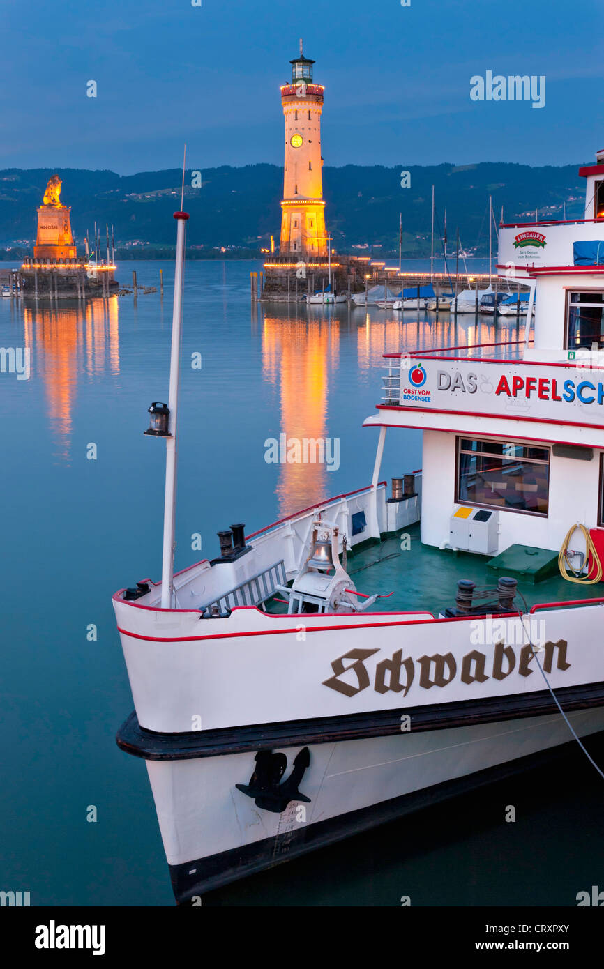 Deutschland, Lindau, Blick auf die Hafeneinfahrt mit Schiff vertäut im Hafen Stockfoto