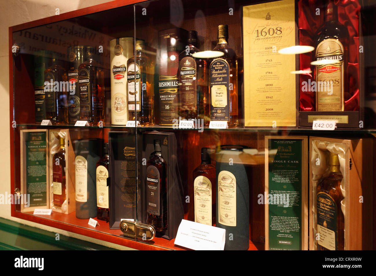 Großbritannien, Nordirland, County Antrim, Whiskeyflaschen im Regal Stockfoto
