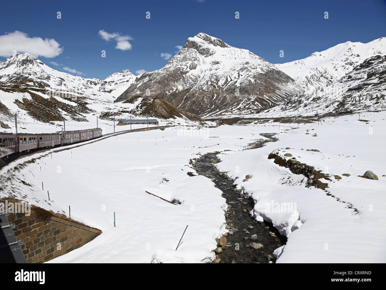 Blick auf die Schweizer Alpen aus dem Bernina-Express-Zug Stockfoto