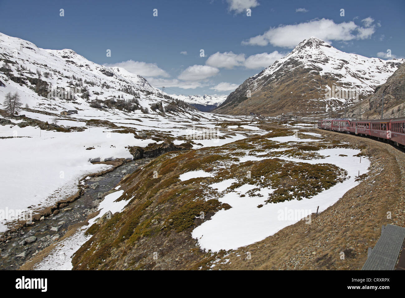 Blick auf die Schweizer Alpen aus dem Bernina-Express-Zug Stockfoto
