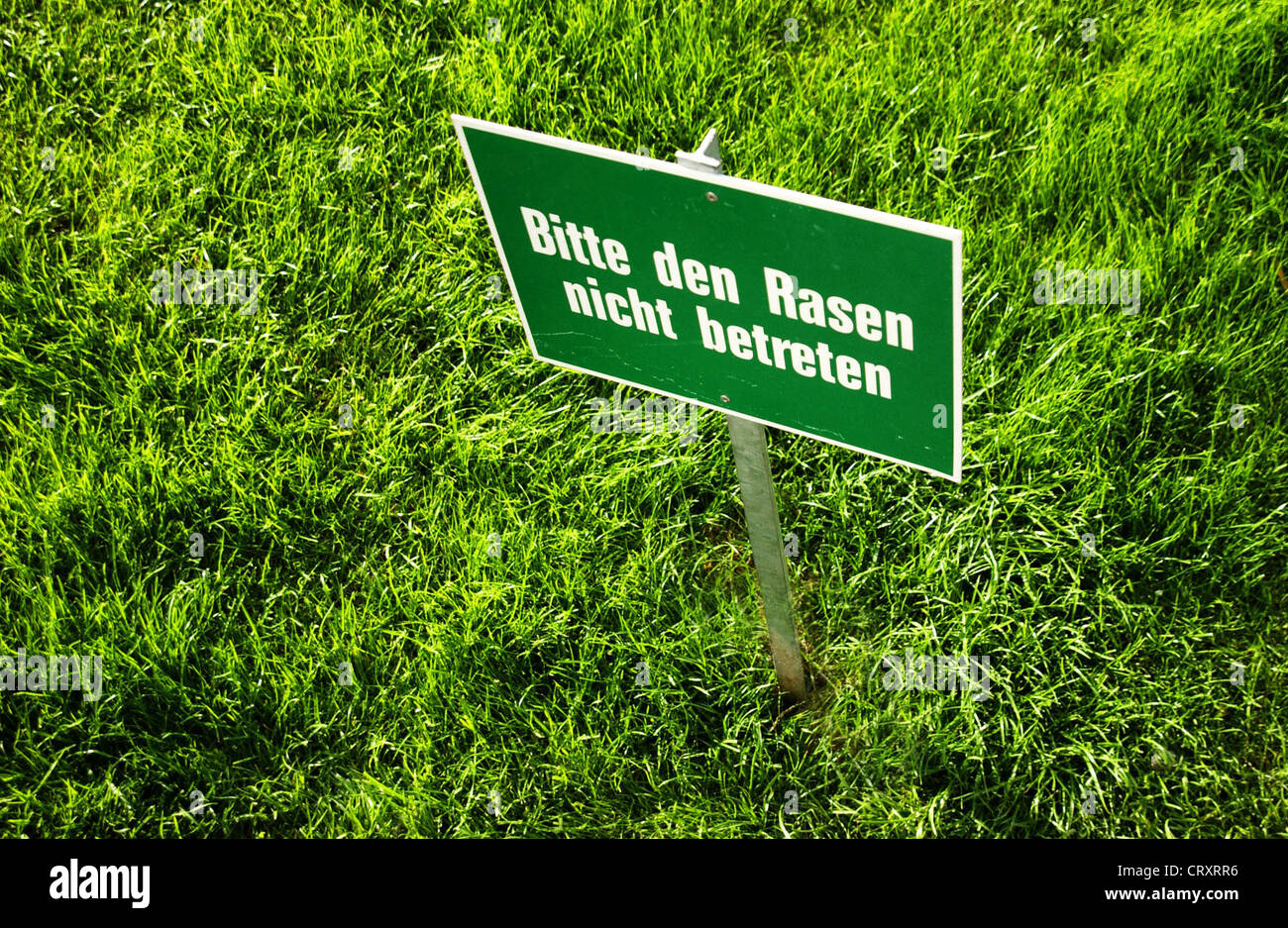 Verbotszeichen: stehen Sie nicht auf dem Rasen Stockfoto