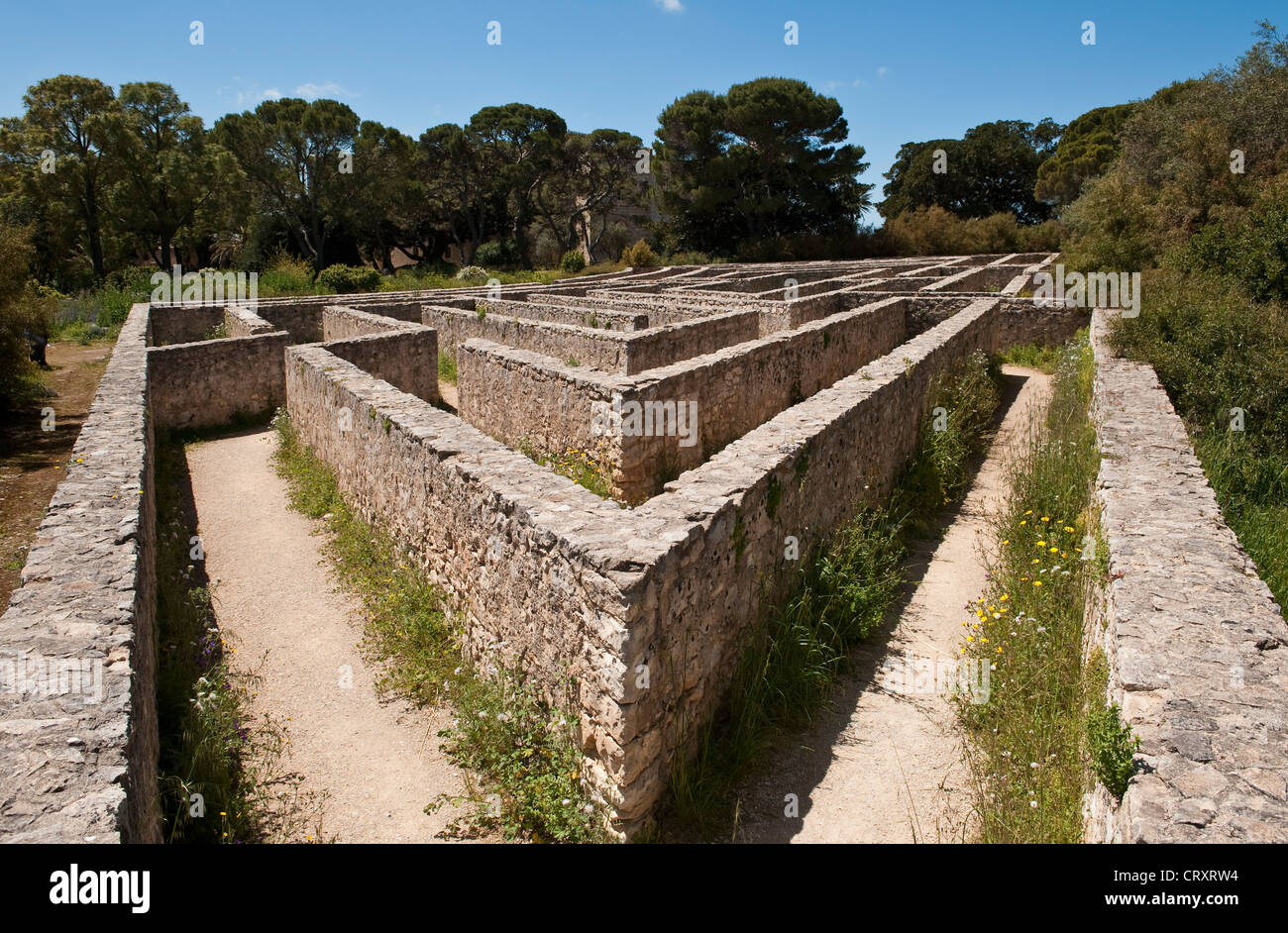 Das kunstvolle Steinlabyrinth in den Gärten des Schlosses von