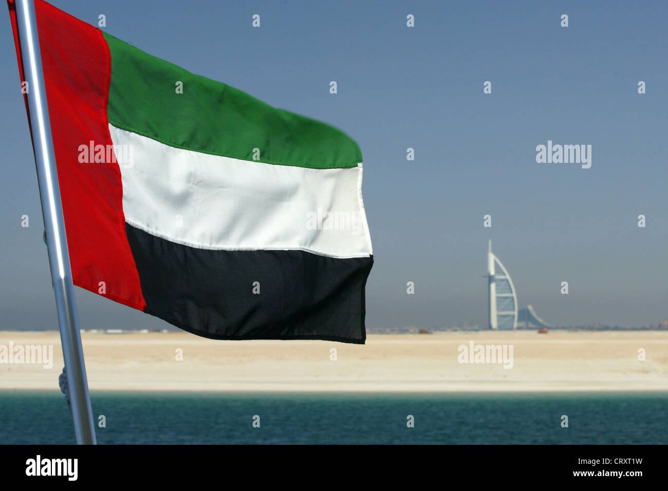 Symbolfoto Flagge der Vereinigten Arabischen Emirate und das Burj Al