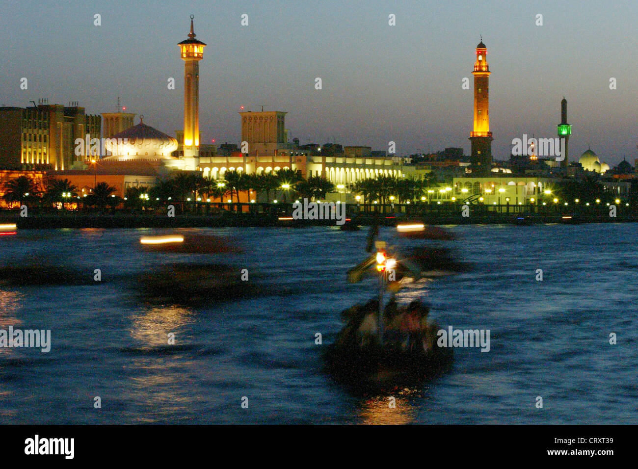 Die nächtliche Skyline von Dubai Stadtzentrum Stockfoto