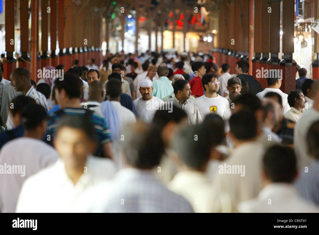 Menschen in einem Souk in der Mitte des alten Dubai Stockfoto