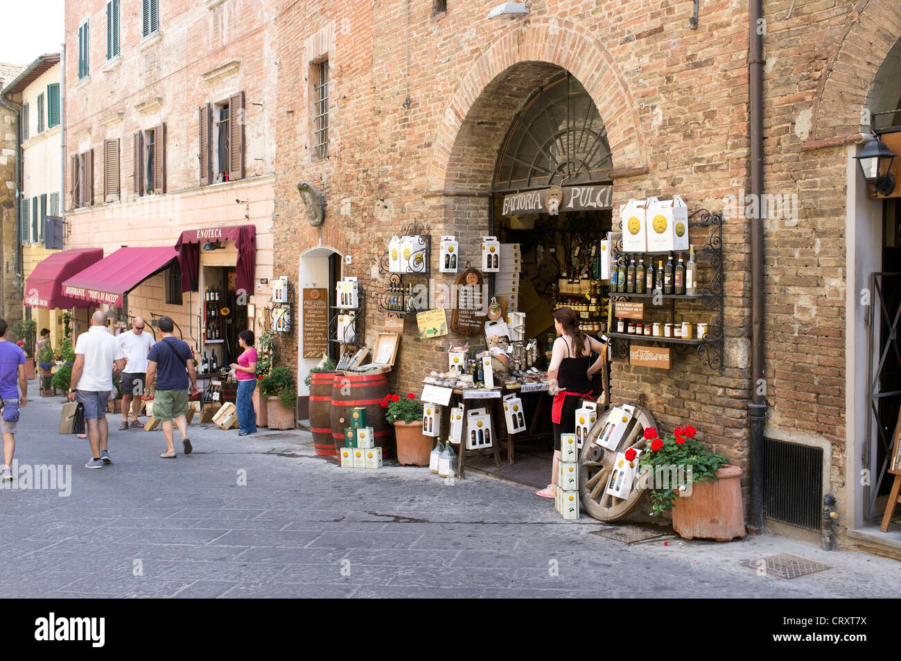 Essen und Wein Feinkostgeschäft in Montepulciano Italien Stockfoto