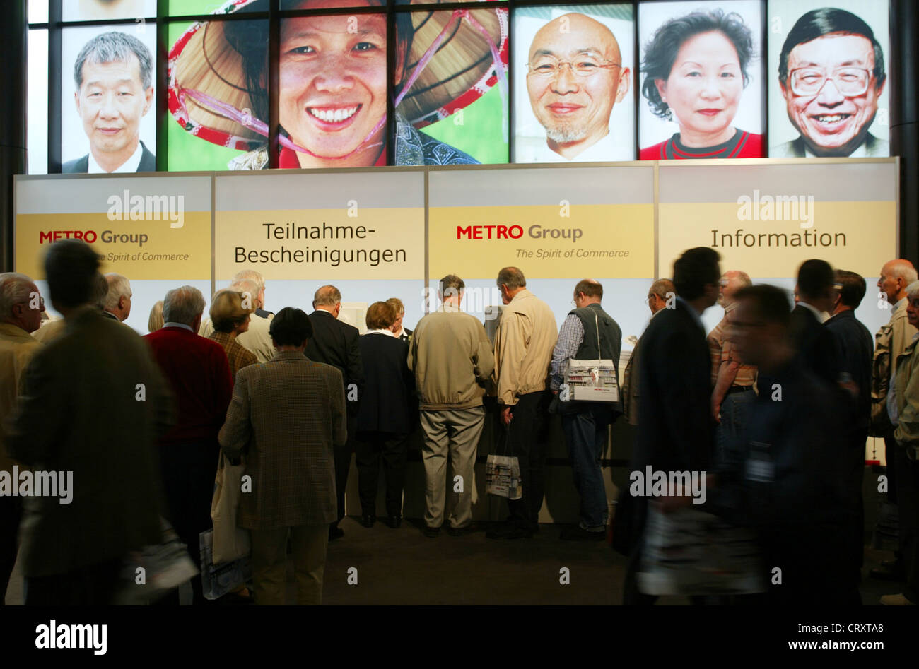 METRO Aktionäre am Informationsschalter in der Hauptversammlung Stockfoto