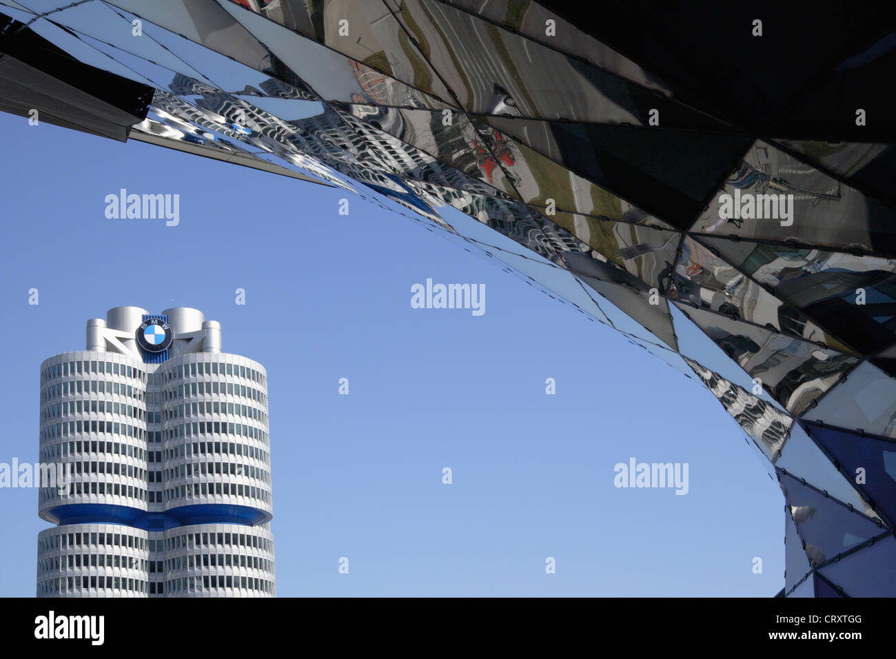 Europa, Deutschland, Bayern, München, Ansicht der BMW Welt mit BMW Gebäude im Hintergrund Stockfoto