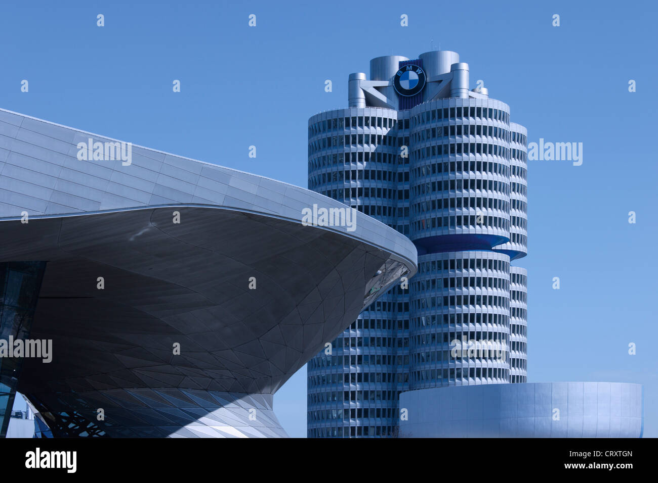Europa, Deutschland, Bayern, München, Ansicht der BMW Welt und BMW Gebäude Stockfoto