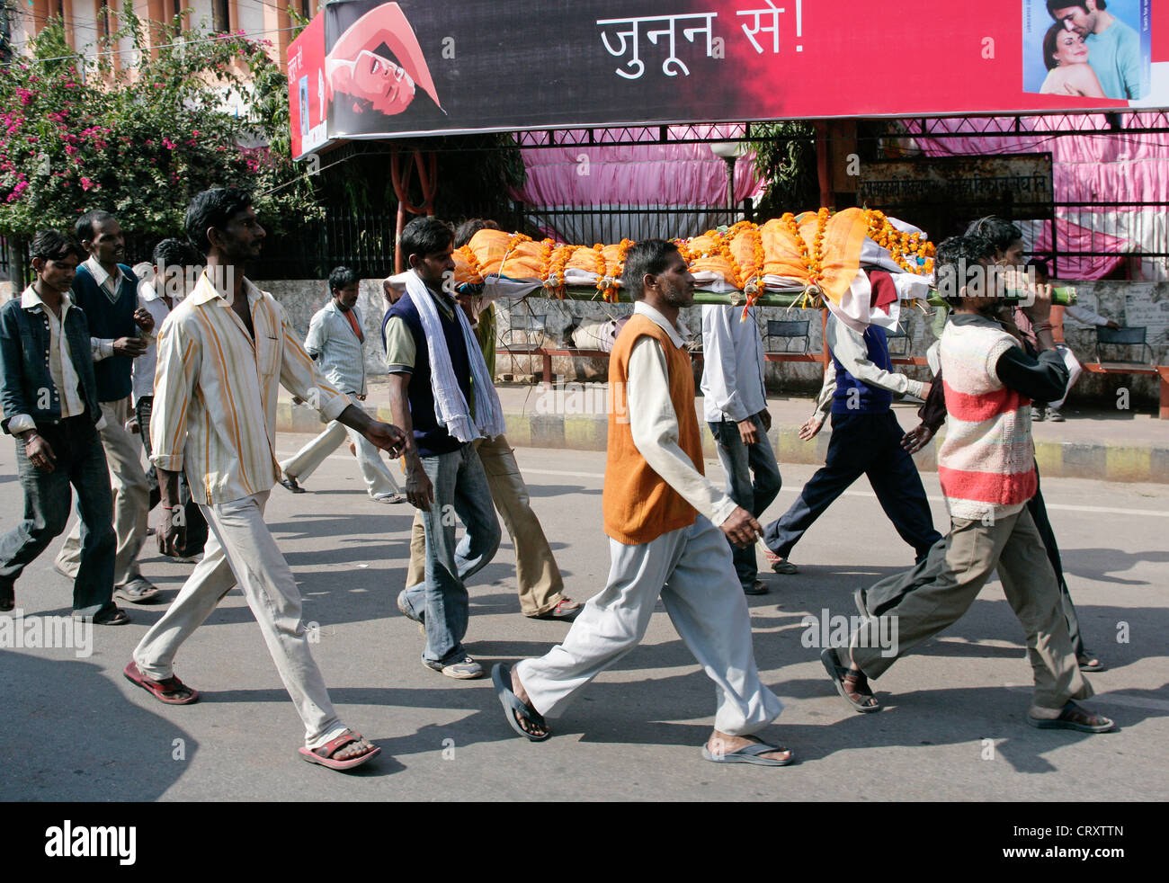 Männer tragen einen Toten Wraped zu einer Beerdigung, Lucknow, Uttar Pradesh, Indien Stockfoto