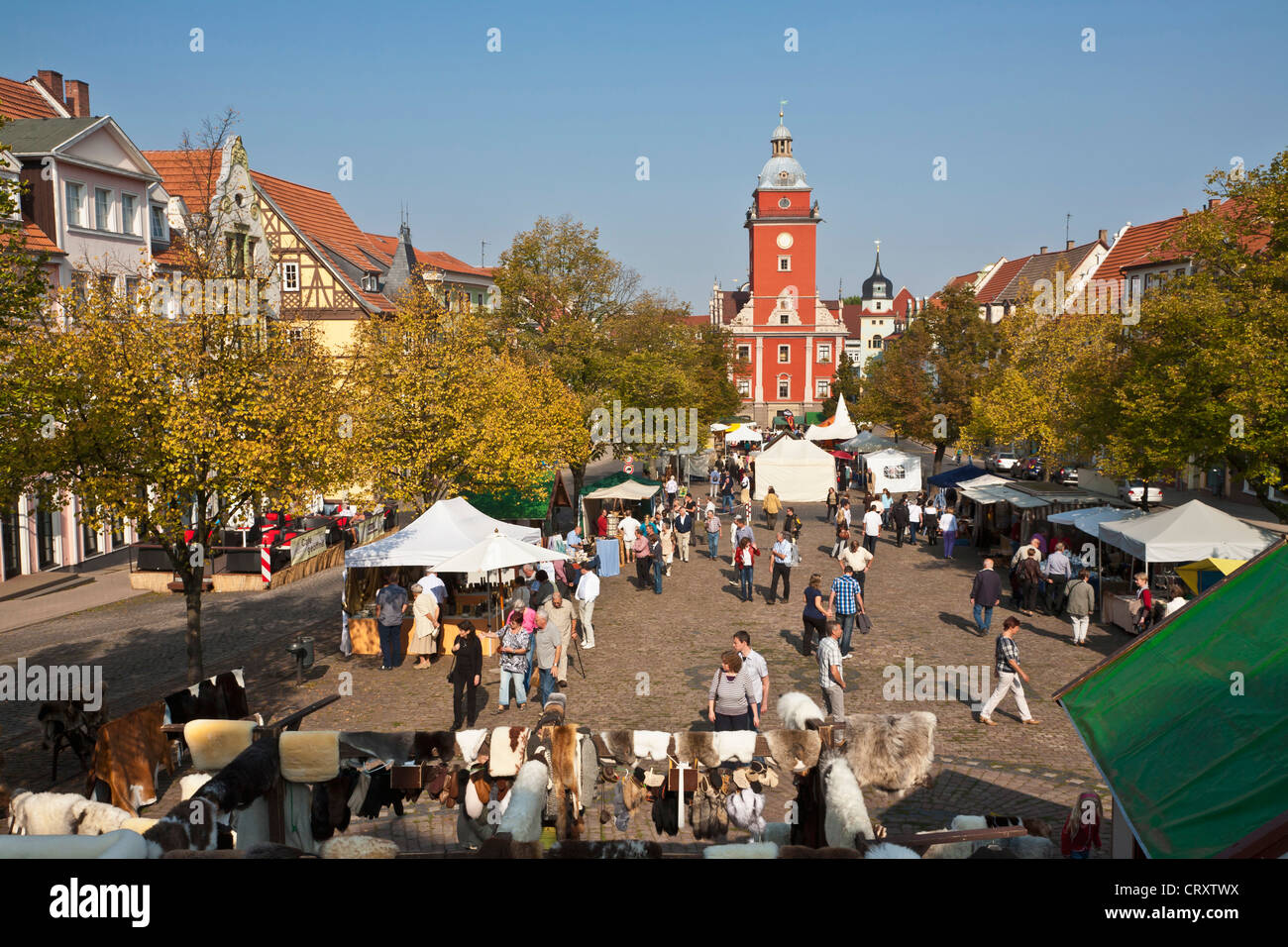 Deutschland, Thüringen, Gotha, Leute an Kunst-und Handwerksmarkt Stockfoto