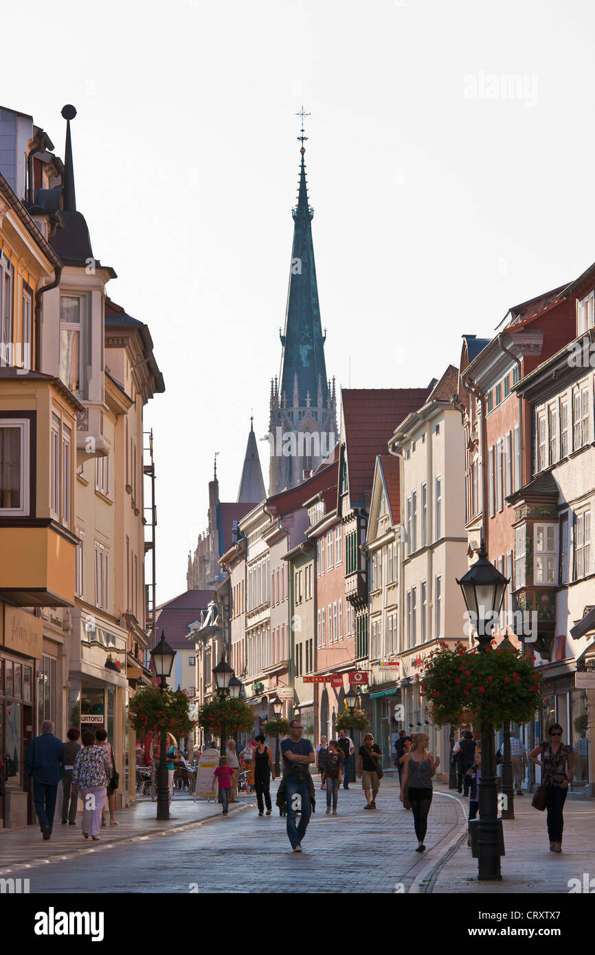 Deutschland, Thüringen, Muhlhausen, Menschen, die zu Fuß in der Einkaufsstraße Stockfoto