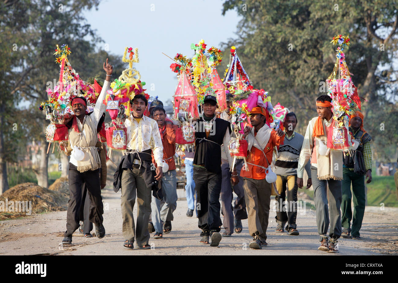 Hindus machen eine Wallfahrt zu einem ihrer heiligen Stätten. Rampur Region, Uttar Pradesh, Indien Stockfoto