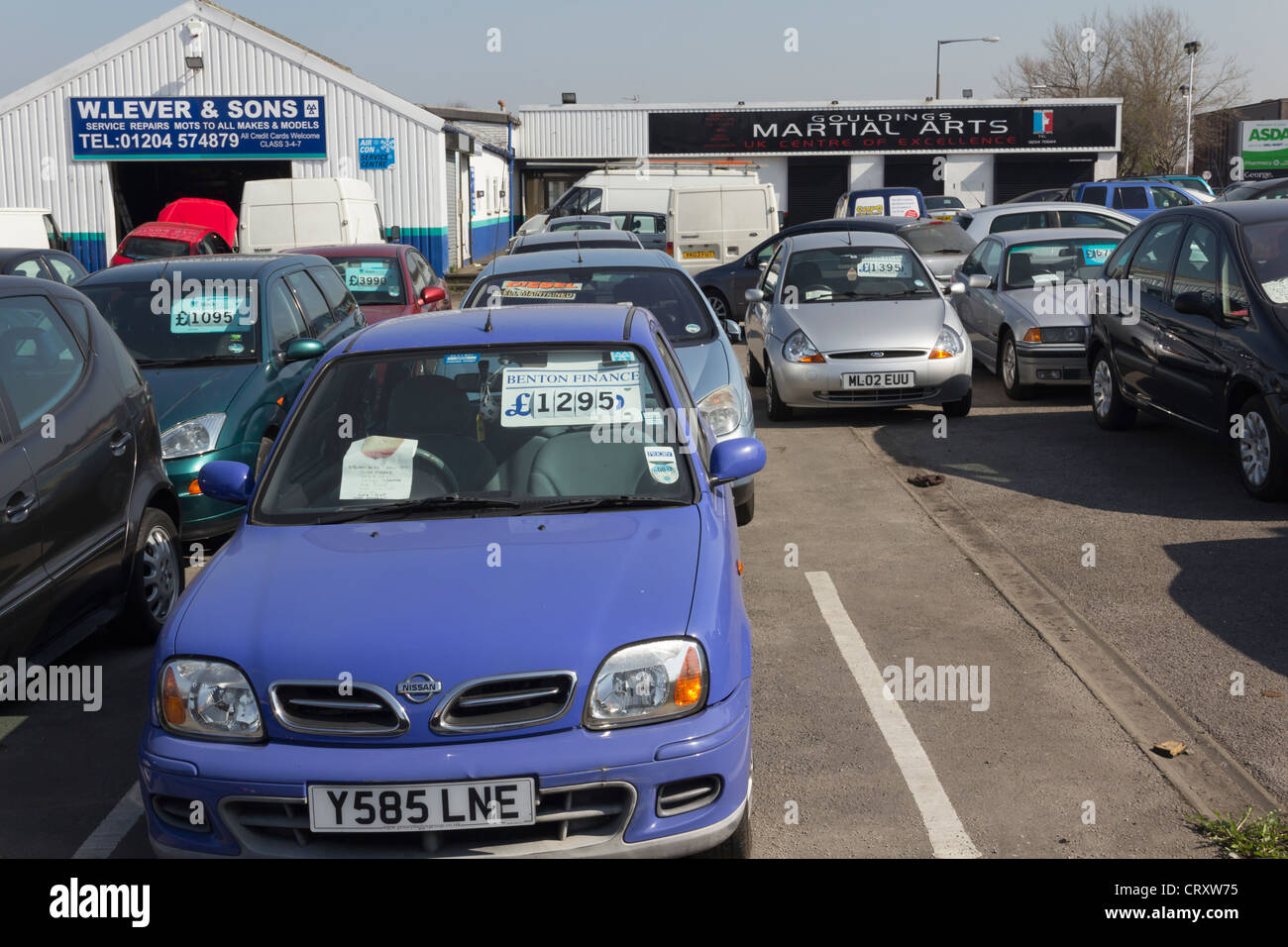 Kleinen Open-Air secondhand Auto-Verkaufs-Website auf Albert Road, Farnworth. Stockfoto