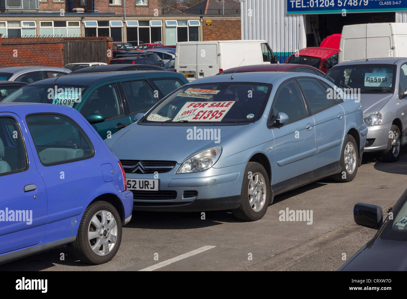 Kleinen Open-Air secondhand Auto-Verkaufs-Website auf Albert Road, Farnworth. Stockfoto