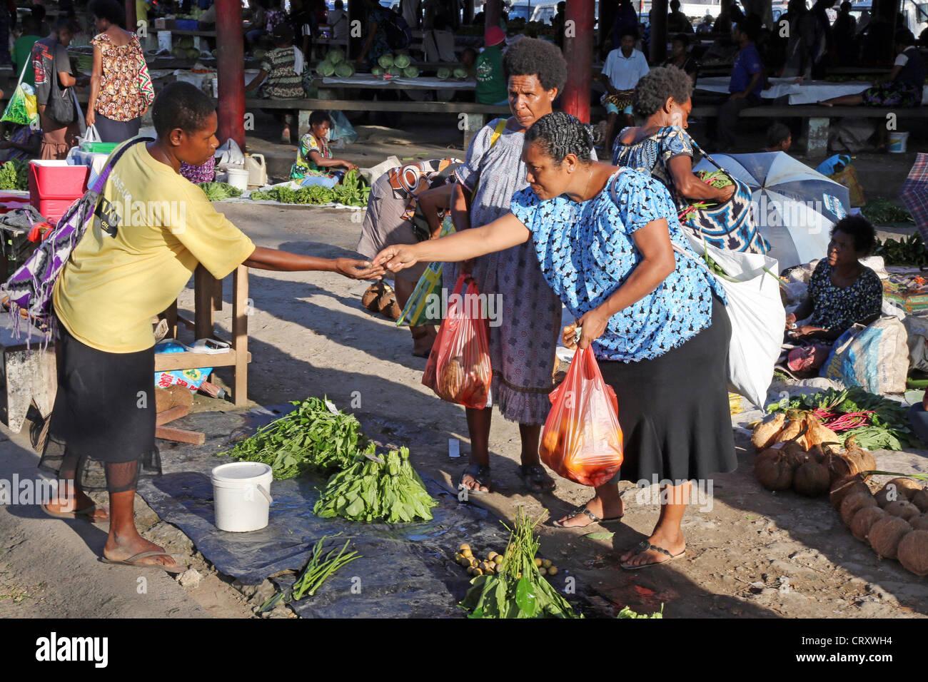 Frau, die auf einem Markt in Madang, Papua-Neuguinea, bubelt und verkauft Stockfoto