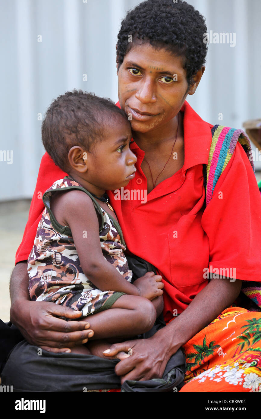 Mutter mit ihrem Kind wartet in einem Krankenhaus eines Dorfes in Papua-Neu-Guinea Stockfoto