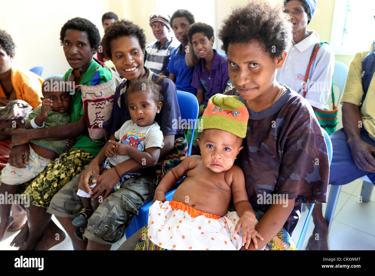 Mütter mit ihren Kindern warten in einem Krankenhaus eines Dorfes in Papua-Neu-Guinea Stockfoto