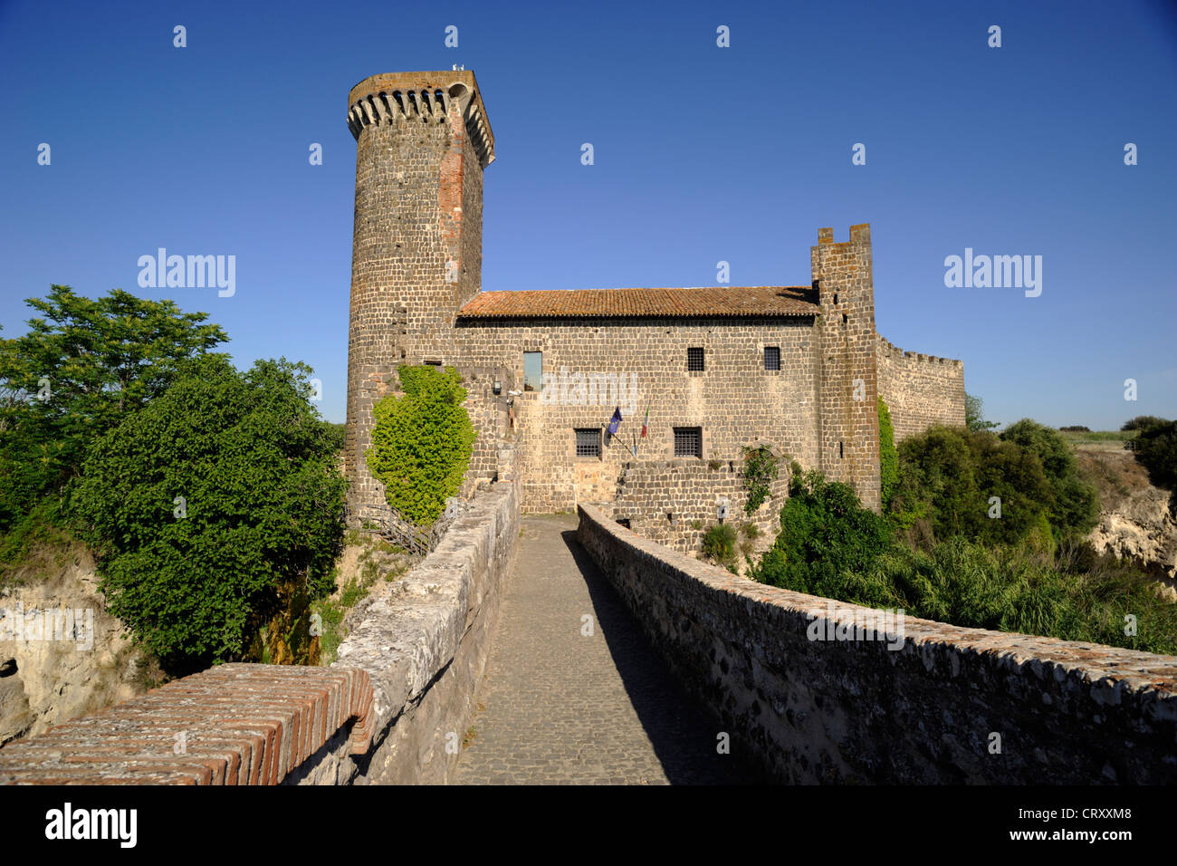 Italien, Latium, Vulci, archäologischer Park, mittelalterliche Brücke und Burg Abbadia Stockfoto