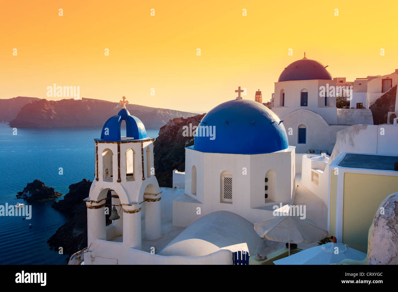 Santorini, Oia, orthodoxe Kirche bei Sonnenuntergang Stockfoto