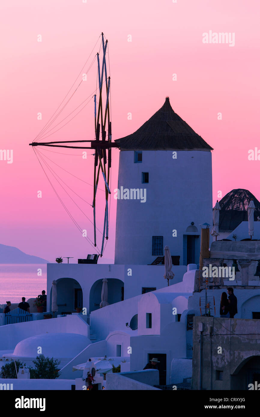 Santorini, Windmühle in Oia bei Sonnenuntergang Stockfoto