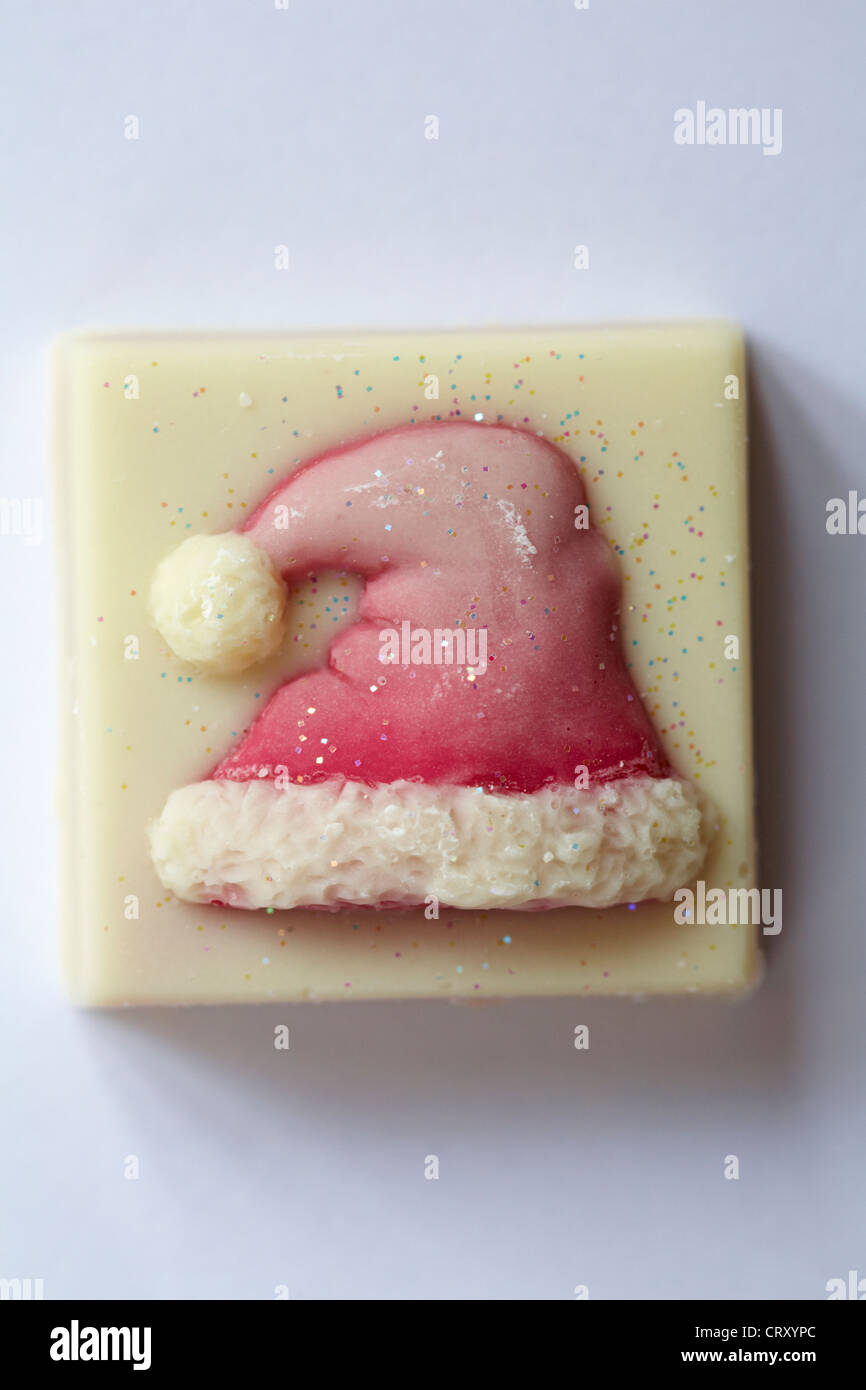 Luxus choconchoc dekorative Schokolade mit rote Weihnachtsmütze hausgemachte Schokolade dekoriert auf weißem Hintergrund Stockfoto