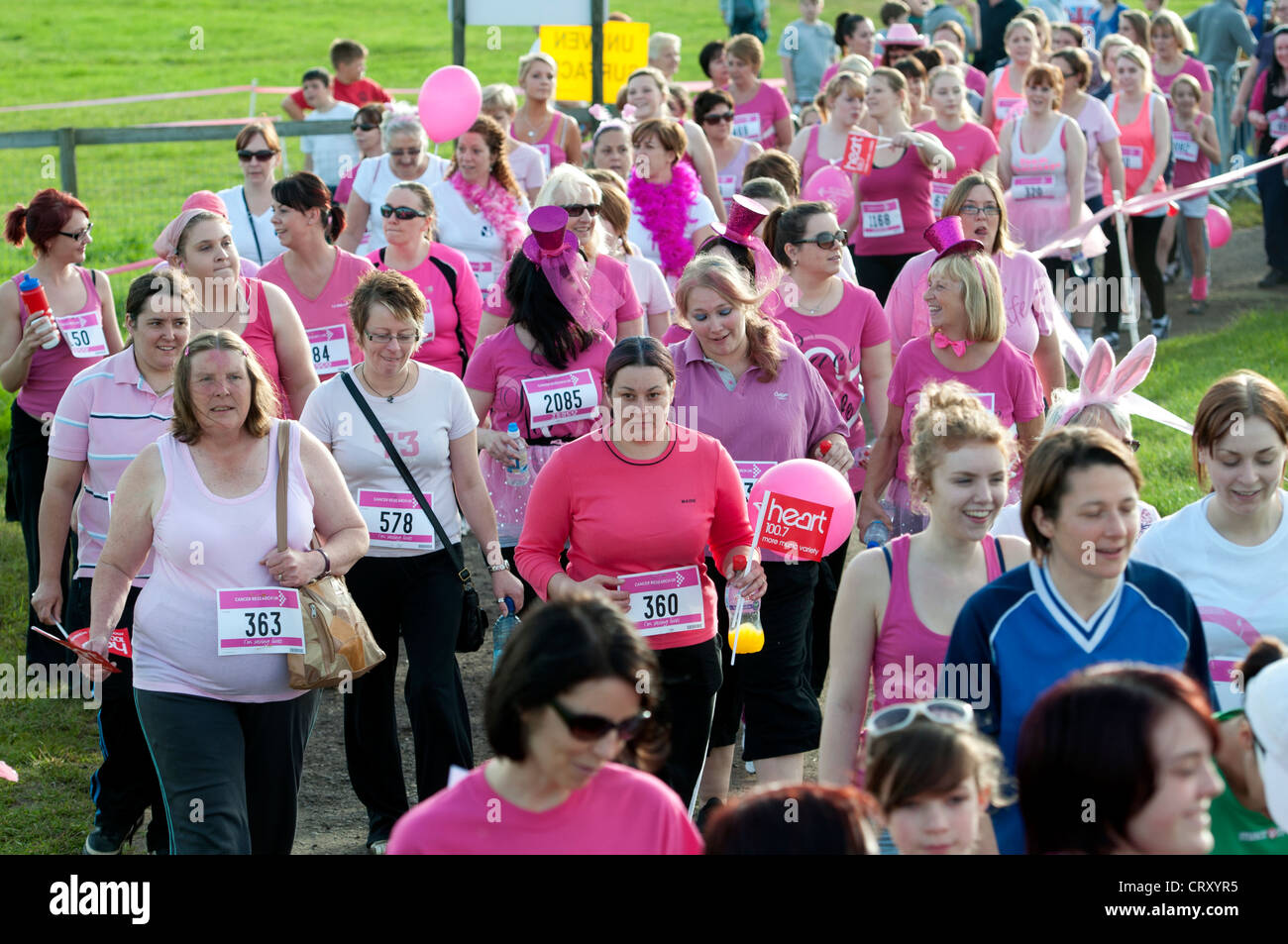 Frauen im Rennen um Leben in Stratford Racecourse. Stockfoto