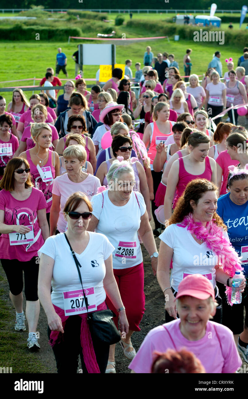 Frauen im Rennen um Leben in Stratford Racecourse. Stockfoto