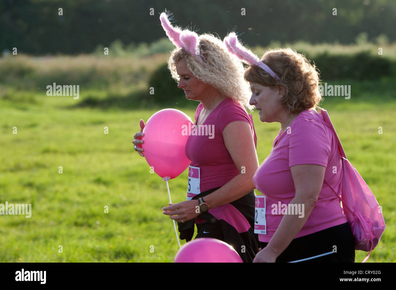 Zwei Frauen gehen in das Rennen um Leben in Stratford Racecourse. Stockfoto