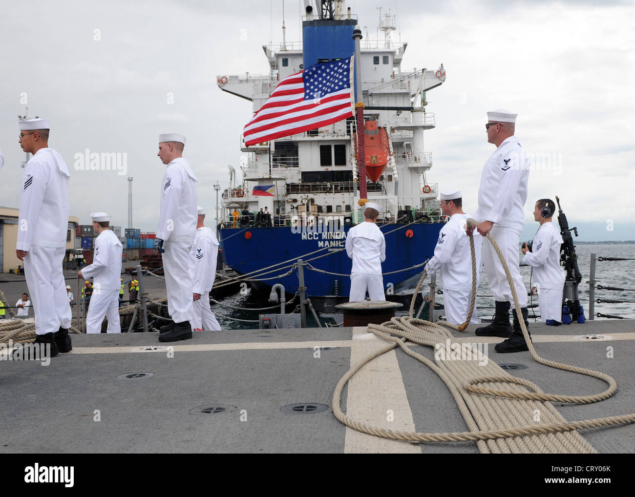 Seemann, der der Fregatte USS Vandegrift (FFG 48) mit geführten Raketen zugewiesen wurde, verschiebt die Farben, während das Schiff an der Makarwerft anmacht. Vandegrift ist in General Santos City, um an der Übung Zusammenarbeit über Wasser Bereitschaft und Ausbildung (KARAT) Philippinen 2012 teilzunehmen. CARAT ist eine Reihe bilateraler Militärübungen zwischen der US-Marine und den Streitkräften von Bangladesch, Brunei, Kambodscha, Indonesien, Malaysia, den Philippinen, Singapur und Thailand. Timor Leste nimmt 2012 zum ersten Mal an der Übung Teil Stockfoto