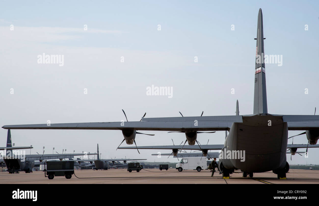 Ein Mitglied der 317th Airlift Group betritt eine C-130J, bevor die Flotte am 2. Juli 2012 auf dem Dyess Air Force Base, Texas, gestartet wird. Start die Flotte ist eine 16-Schiff-Flugformation von C-130J Super Hercules, der größten Formation von C-130J Flugzeuge bis heute. Start die Flotte umfasst auch mehrere schwere Flugzeugtropfen, die die Hauptaufgabe des C-130Fons hervorheben, Truppen und Ausrüstung in feindliche Gebiete zu transportieren. Stockfoto