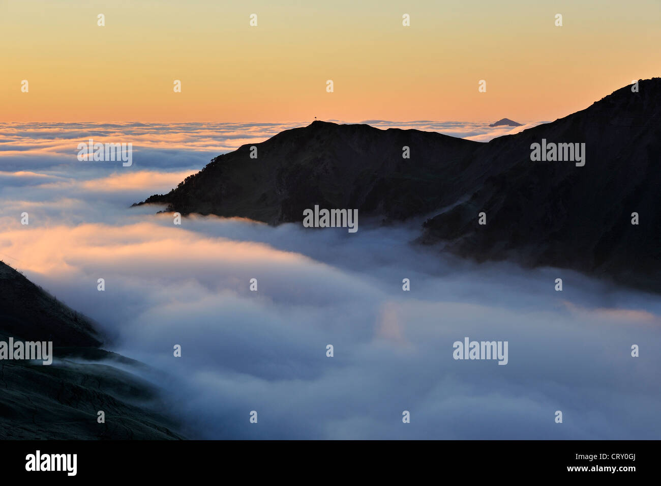 Blick über die Berge in Wolken bei Sonnenaufgang gesehen vom Col du Tourmalet, Hautes-Pyrénées, Pyrenäen, Frankreich Stockfoto