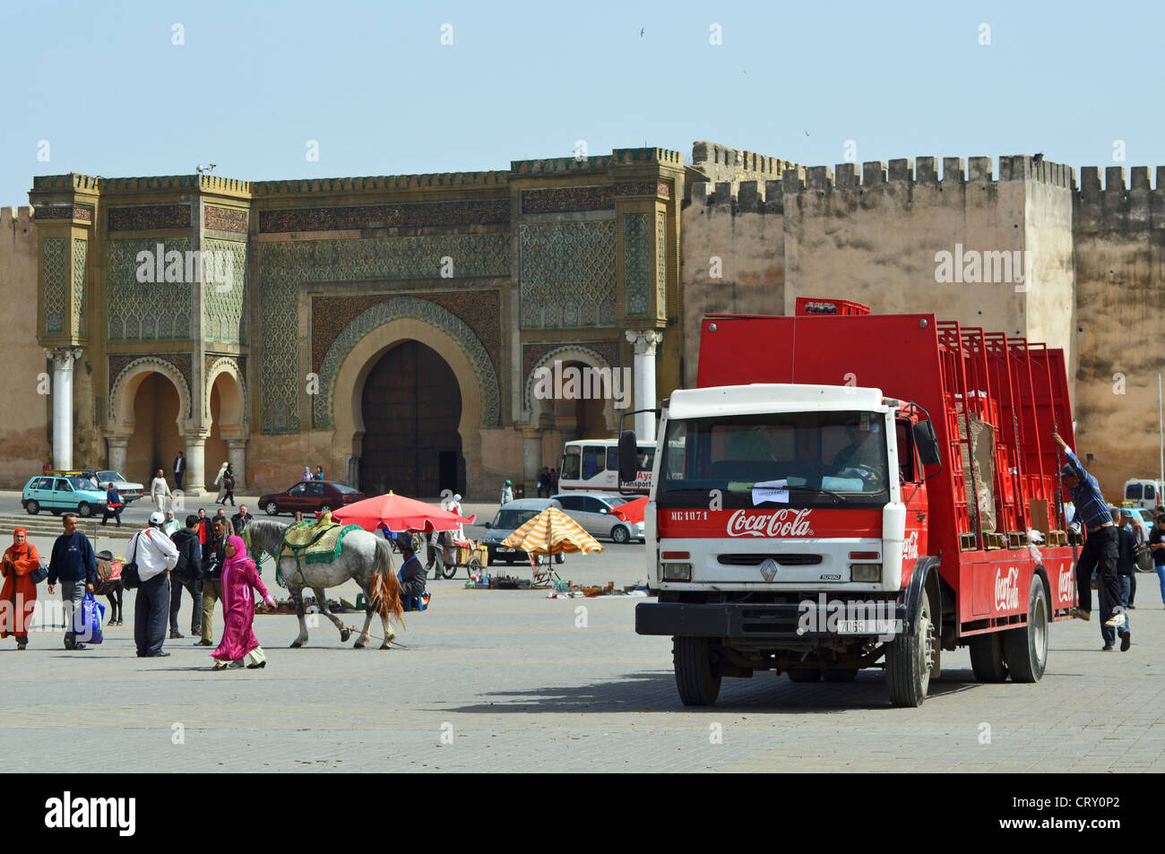 Coca Cola LKW liefern Getränke in Meknès, Marokko Stockfoto