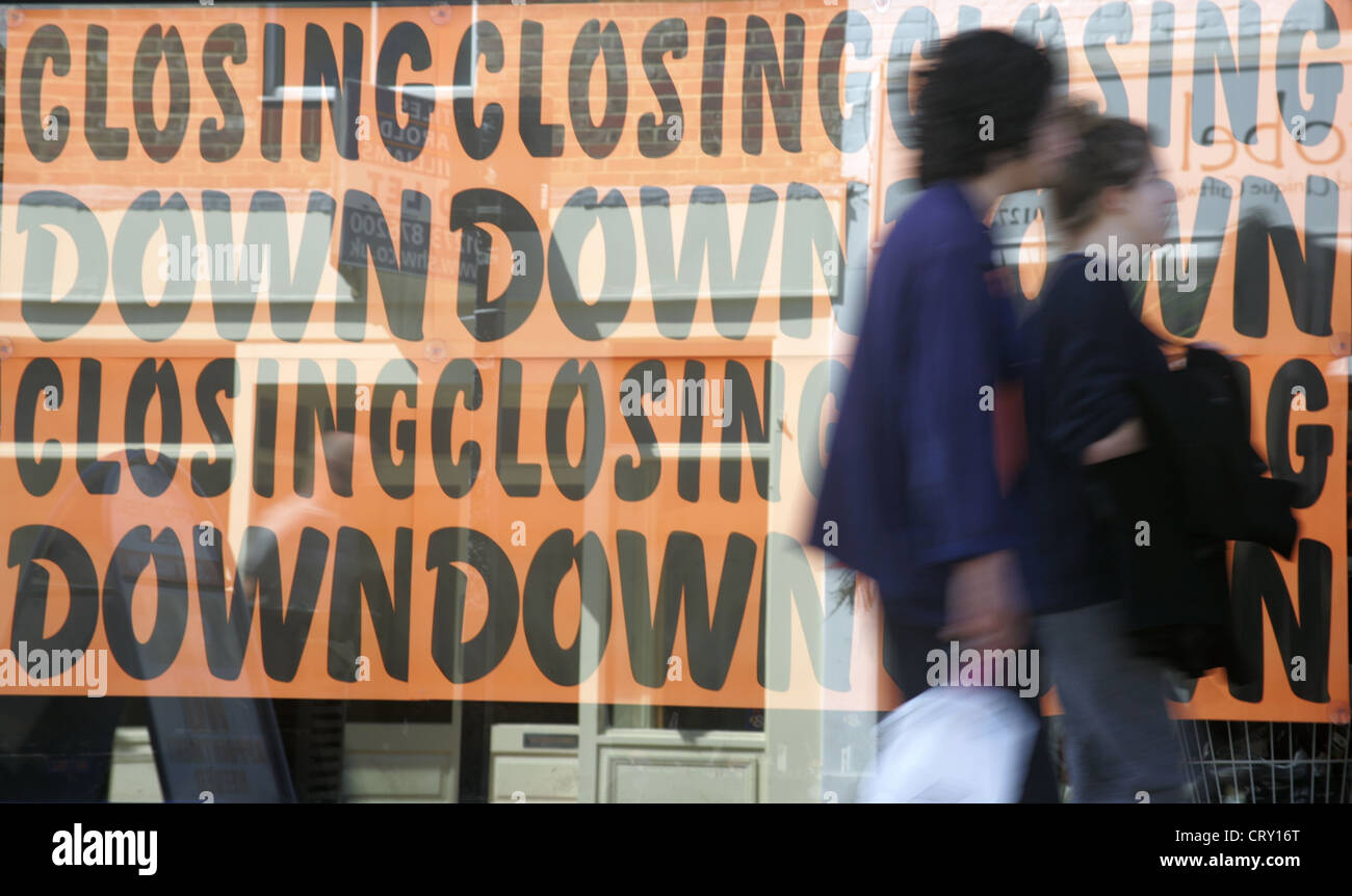 Schließung Shop Shopper vorbei. Stockfoto