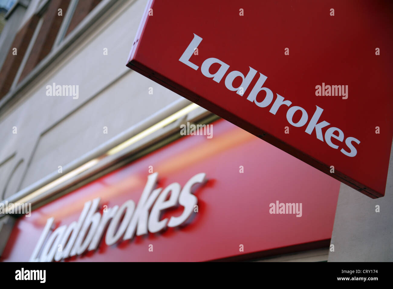 Ladbrokes der Buchmacher, Ladenschilder, London, UK Stockfoto