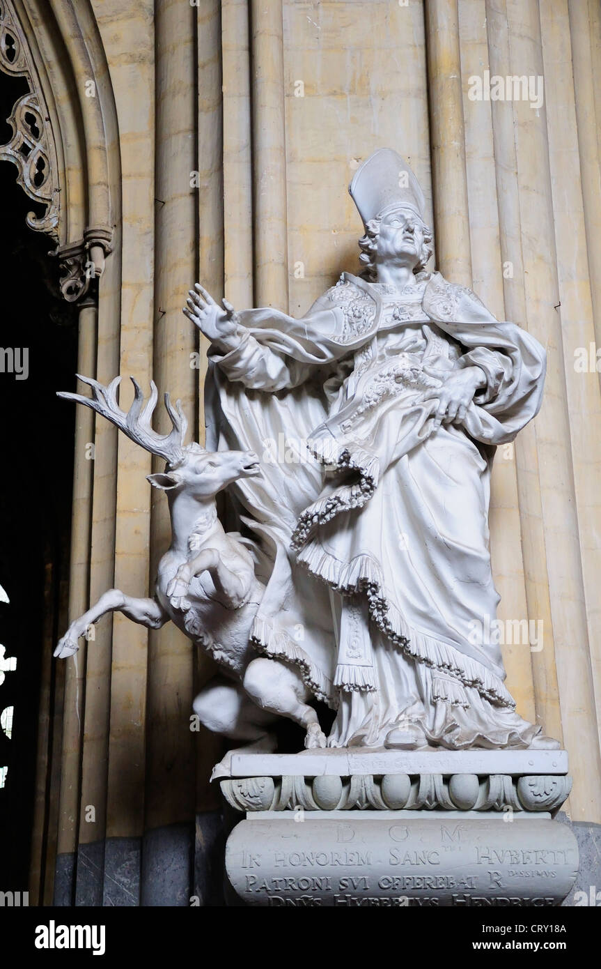 Lüttich, Belgien. Eglise Saint-Jacques. Statue von St. Hubert mit einem Hirsch Stockfoto