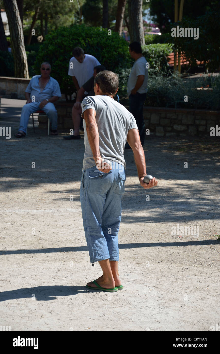 Partie Pétanque im Zentrum von Juan-Les-Pins, Côte d ' Azur, Alpes-Maritimes, Provence-Alpes-Côte d ' Azur, Frankreich Stockfoto