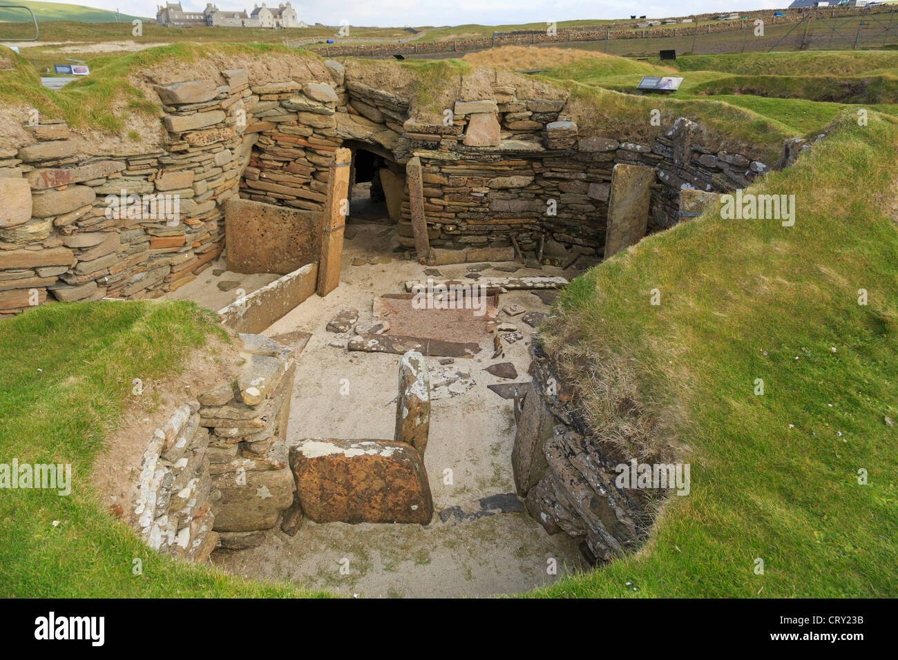 Ausgrabungen der urzeitlichen Behausung mit Verbindungsgang in prähistorischen neolithischen Dorf am Skara Brae-Orkney Islands-Schottland Stockfoto