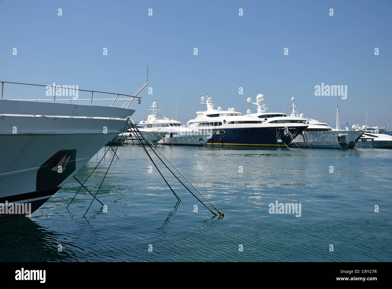 Luxus Motor Yachten im Hafen von Cannes, Cannes, Côte d ' Azur, Alpes-Maritimes, Provence-Alpes-Côte d ' Azur, Frankreich Stockfoto