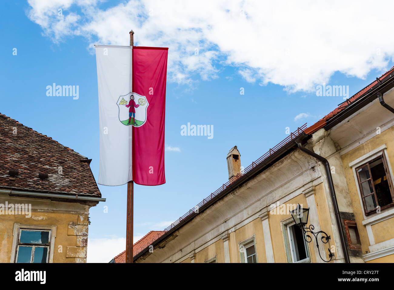 Blick nach oben auf die Flagge der Gemeinde Radovljica, Slowenien Stockfoto