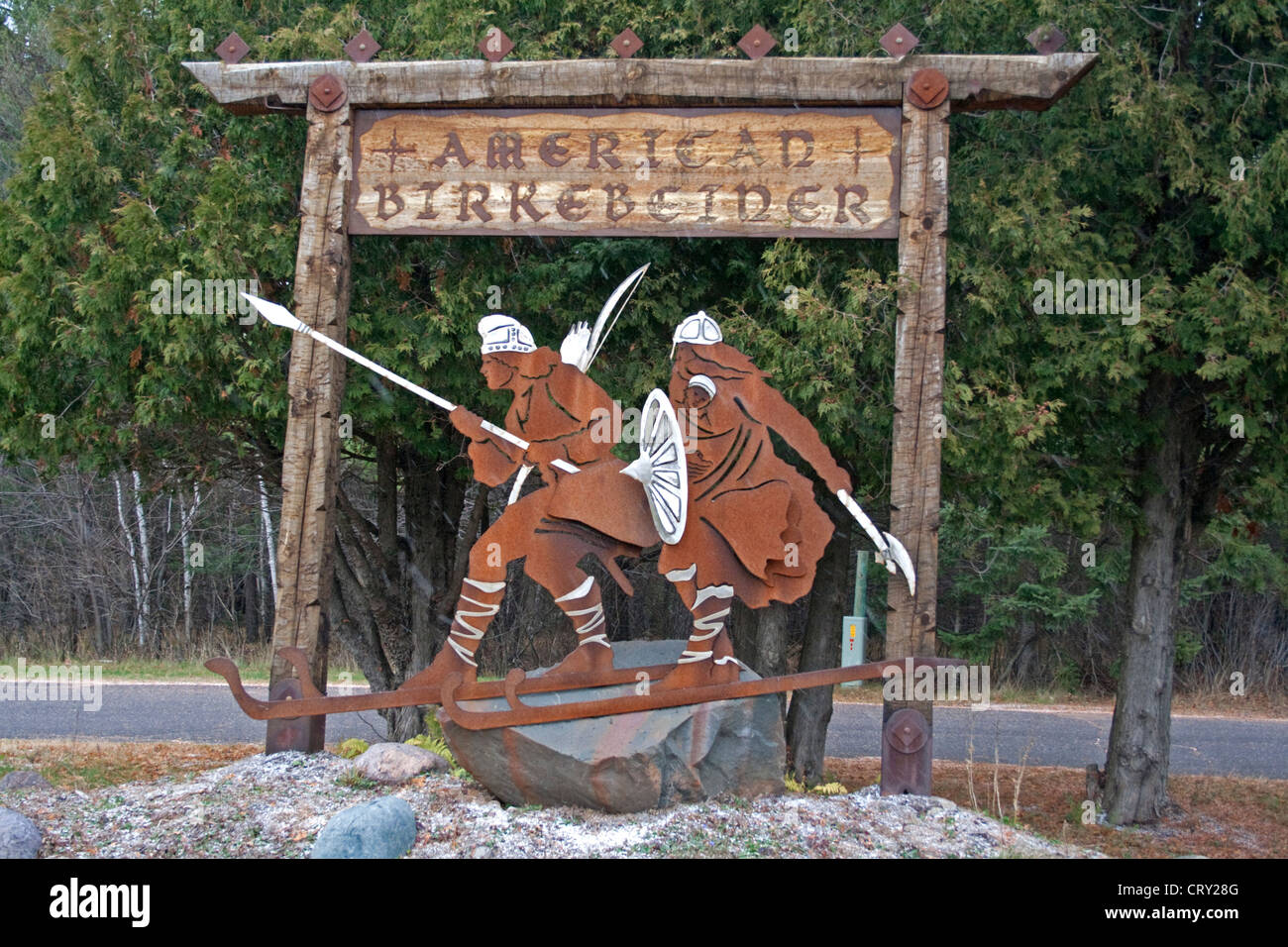 Metall-Skulptur von Kriegern auf Skiern die American Birkebeiner Werbung. Kabel Wisconsin WI USA Stockfoto